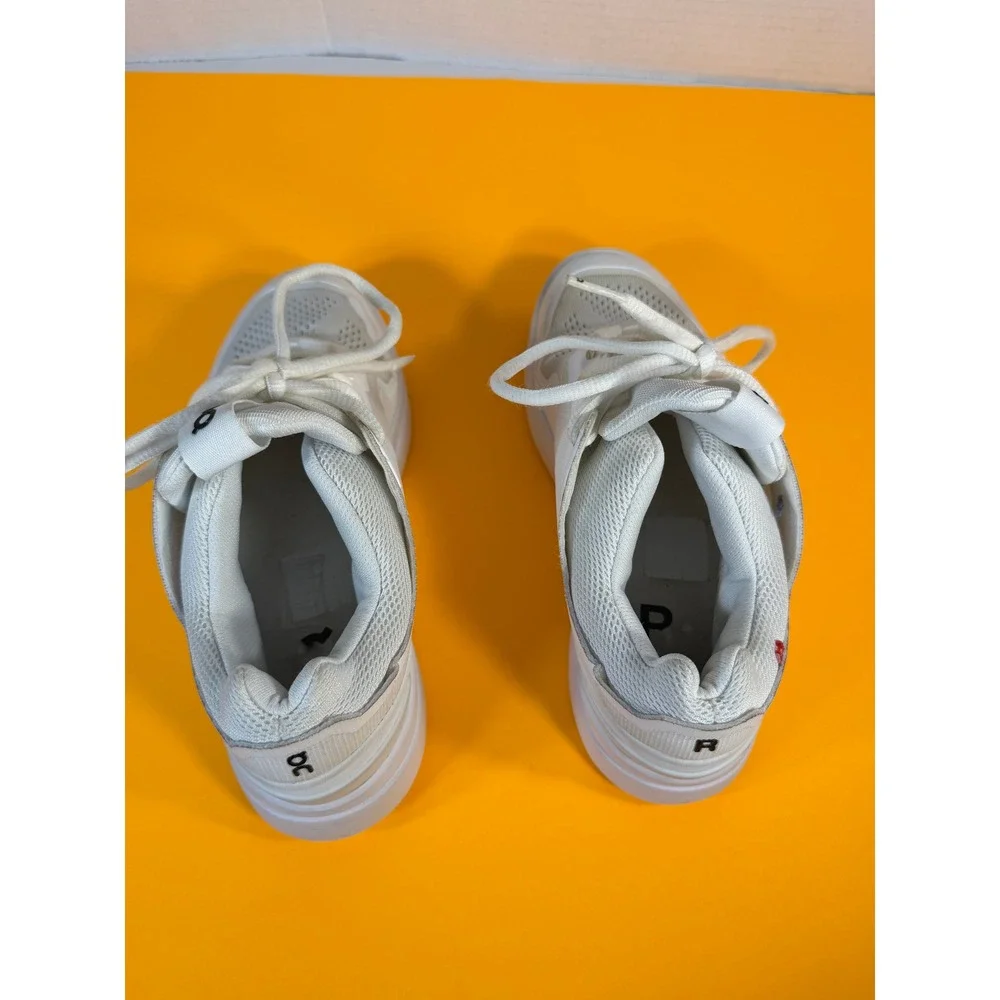 On Cloud THE ROGER Clubhouse White Silver Sneakers Womens Size 6 3WD11480482